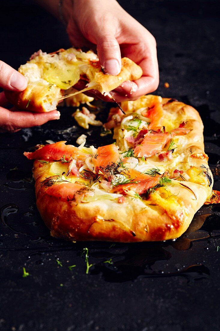Cheesy-Crust-Pizza mit Kartoffeln und Graved Lachs (Soulfood)