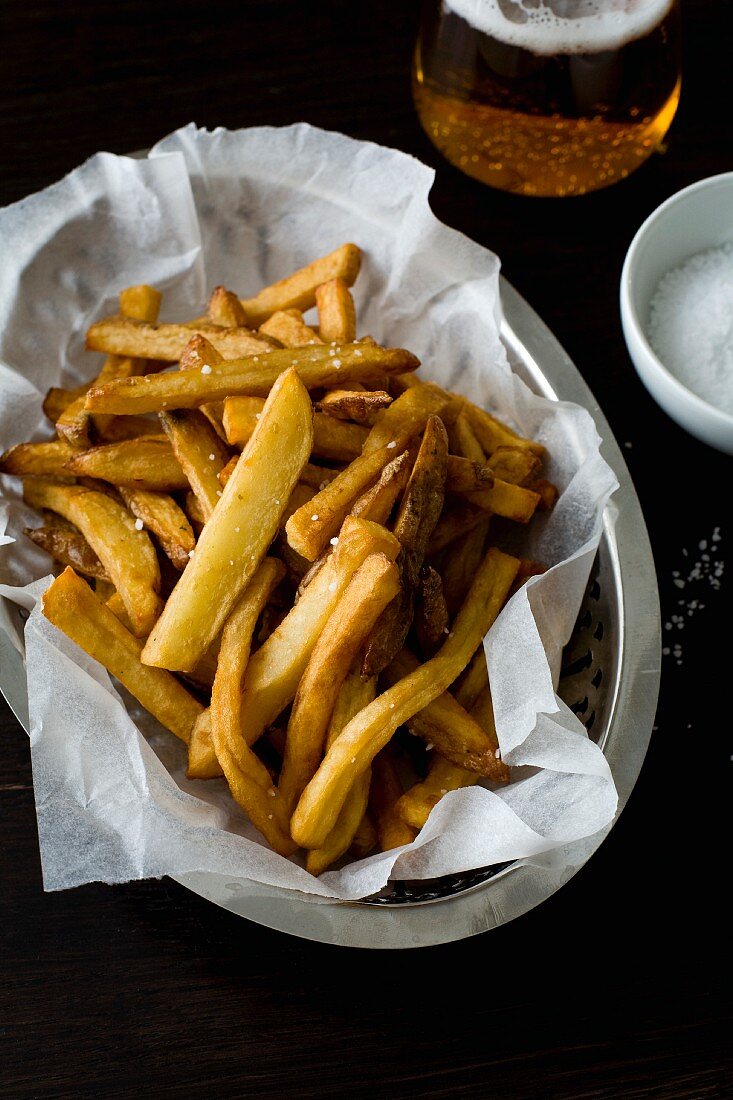 Pommes frites mit Salz und Bier