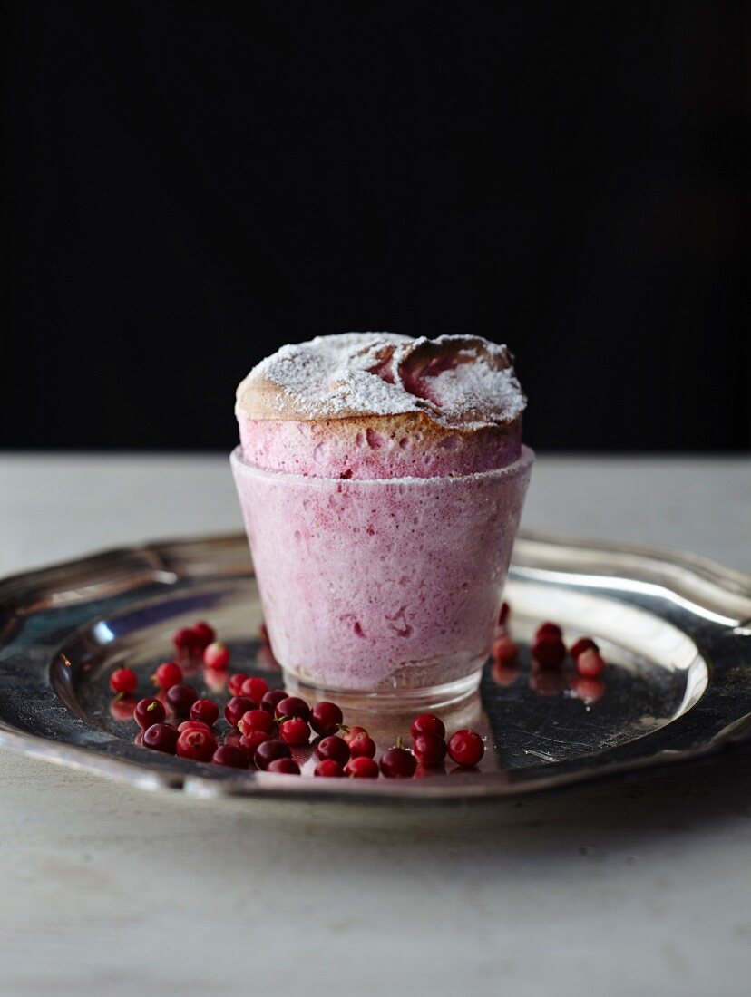 Preiselbeersouffle mit Puderzucker