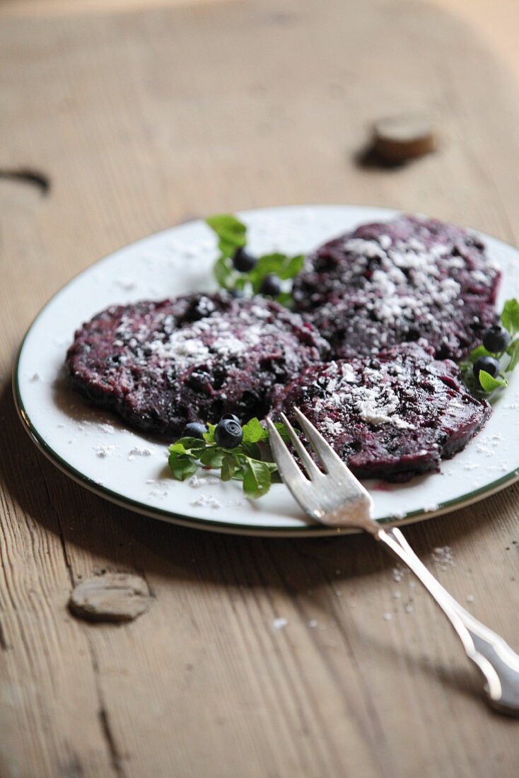 Blueberry slices with icing sugar