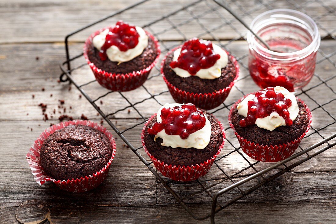 Small chocolate and lingonberry cakes