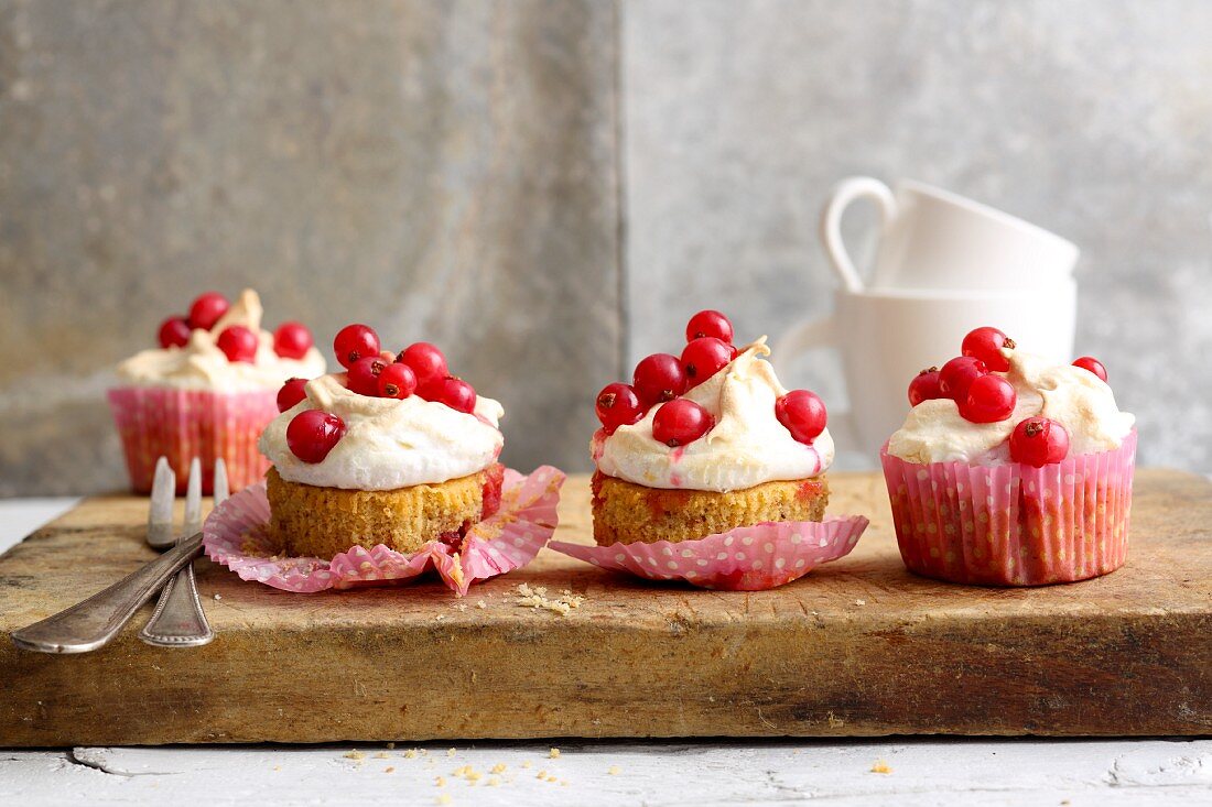 Small redcurrant cakes with almond meringue