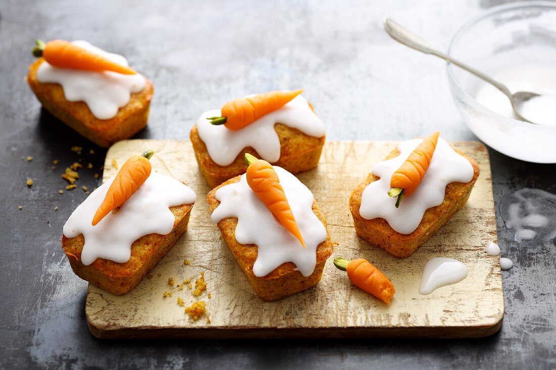 Mini carrot cakes with icing and a marzipan carrot