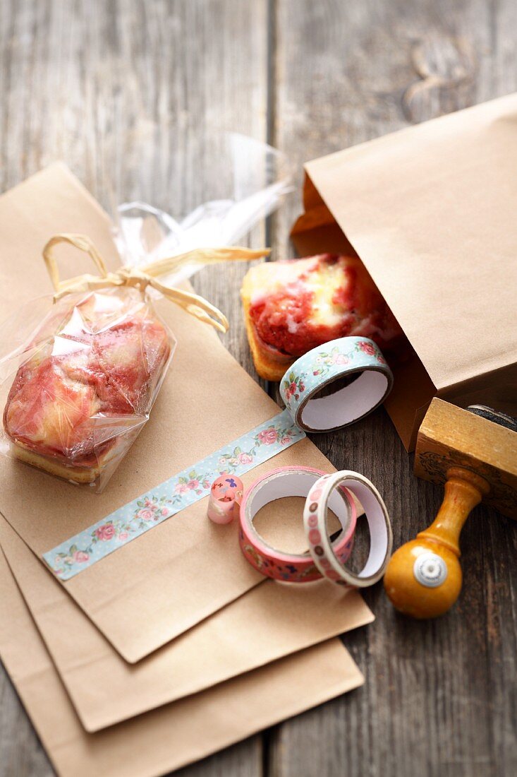 Mini-Kuchen zum Verschenken in dekorierten Papiertüten