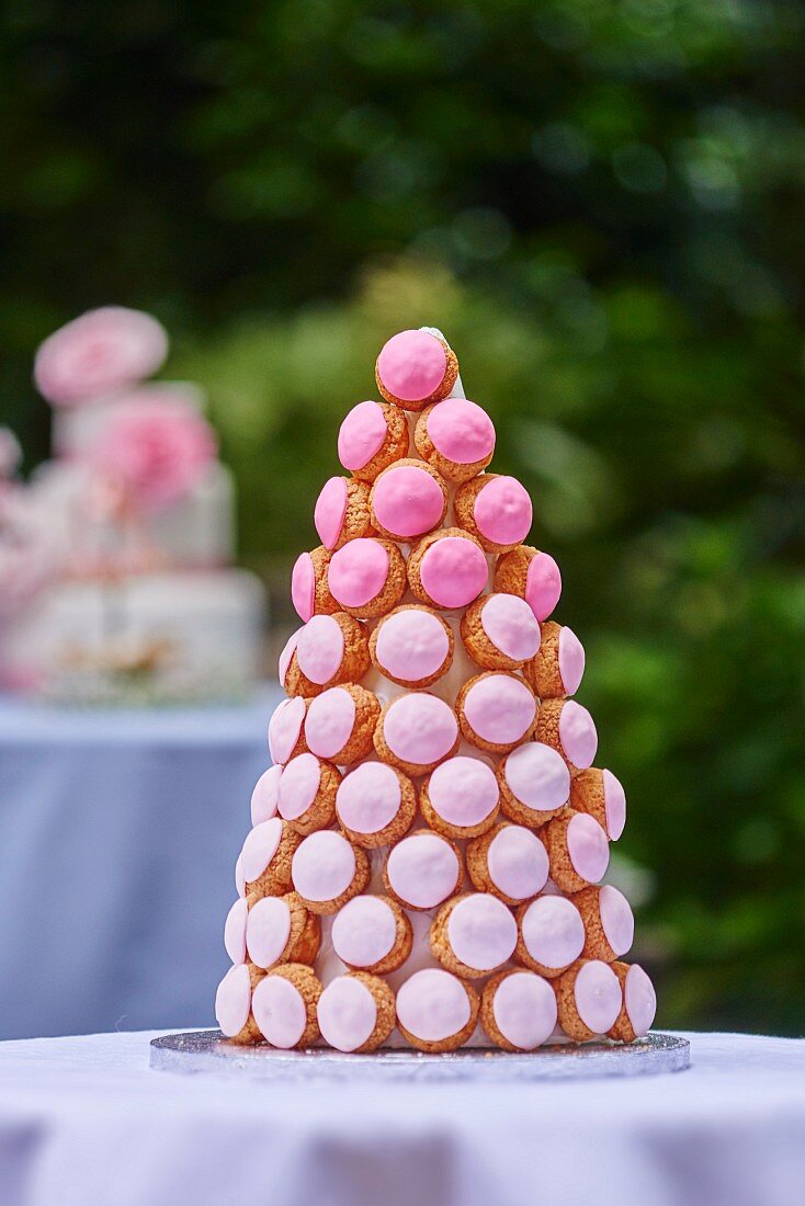 Windbeuteltorte auf Gartentisch