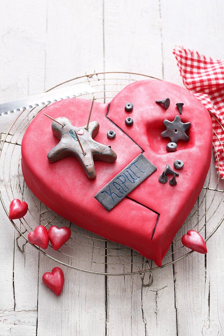 If you are a member of the broken heart club or not, you'll love this broken  heart cake-Fashiontribes Sweet Tooth Blog - FashionTribes.com