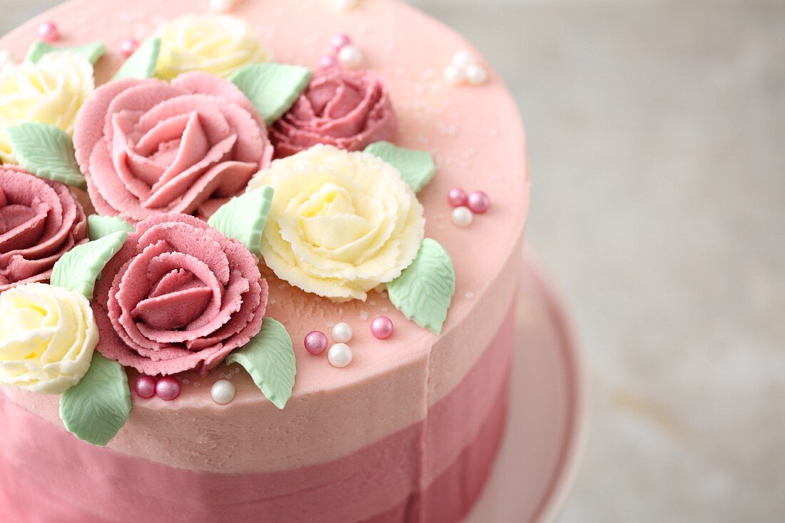 Gestreifte Ombre-Torte mit Rosen aus Buttercreme