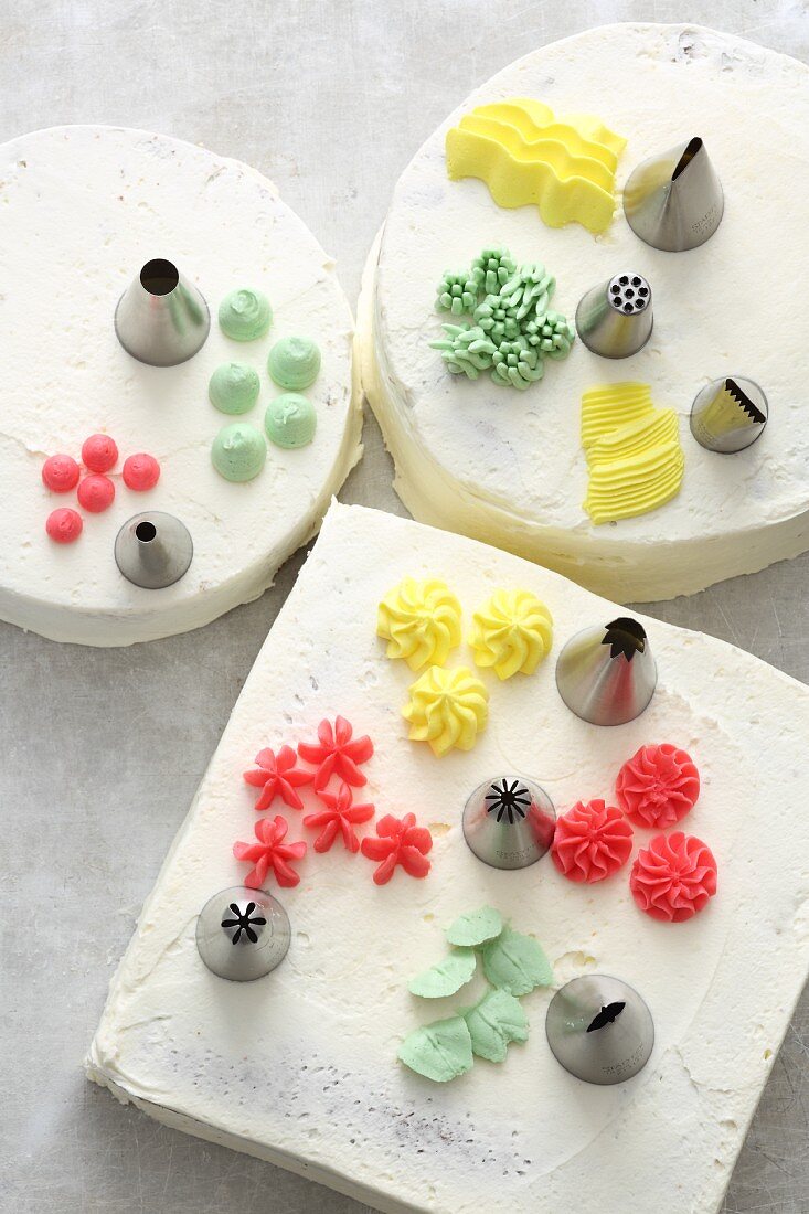 Various icing nozzles and icing swirls for decorating cakes