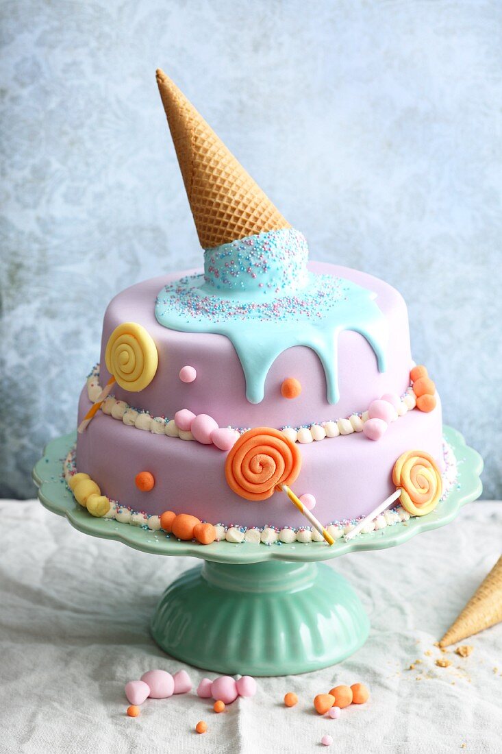 Kunterbunte Fondanttorte mit Lutschern und schmelzender Eistüte 'Candy Cake'