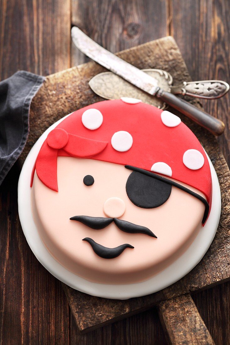 Fondant icing cake for little pirates