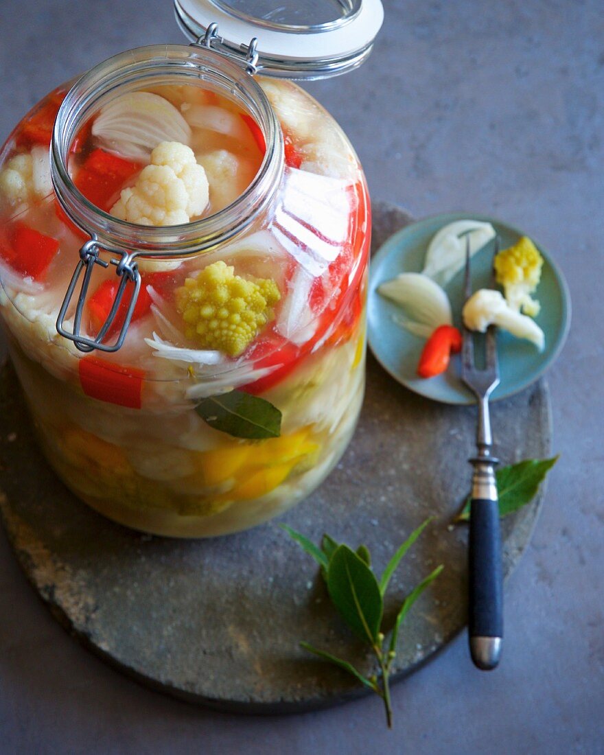 Fermentierter Blumenkohl und Romanesco mit buntem Gemüse