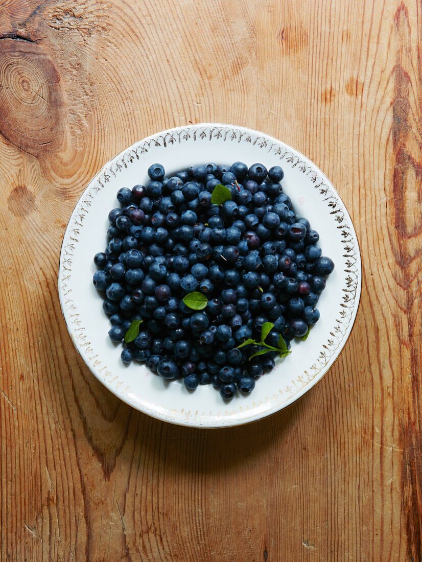 Blueberrys in bowl on wood