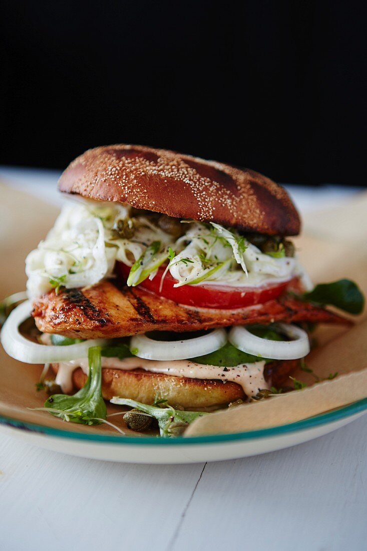 Hähnchenburger mit Fenchelrohkost und Chilimayonnaise