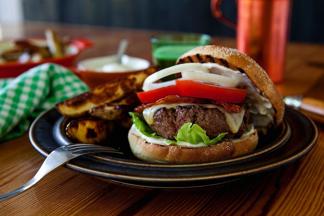 Klassischer Cheeseburger mit Pommes frites