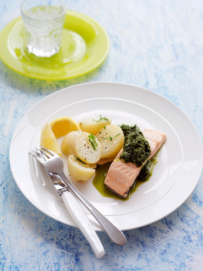 Pochierter Lachs mit Salsa Verde und Salzkartoffeln