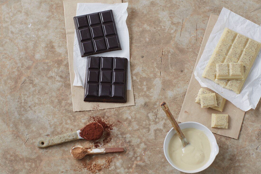 Selbstgemachte dunkle Carob- und weiße Schokolade mit Mandelmus (zuckerfrei)