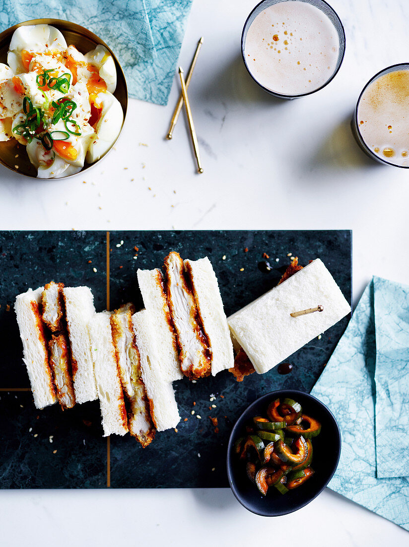 Hähnchen-Sandwich mit Tonkatsu-Sauce und Eiersalat