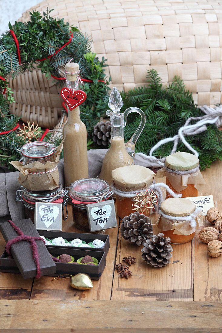 Verschiedene Weihnachtsgeschenke aus der Küche: Früchtekuchen, Schoko-Gewürz-Trüffel, Karamelllikör mit Zimt und Kardamom und Süsskartoffel-Birnen-Konfitüre
