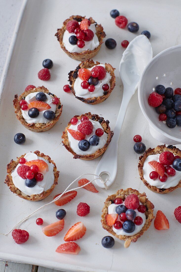 Sugar-free mini tarts with yoghurt and fresh berries