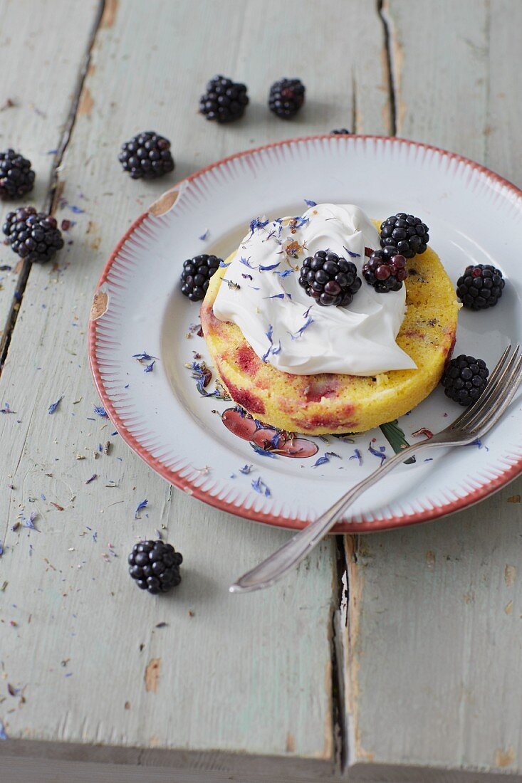 A small sugar-free blackberry cake with saffron