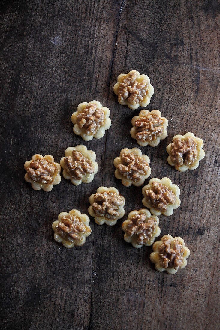 Butter cookies with walnuts