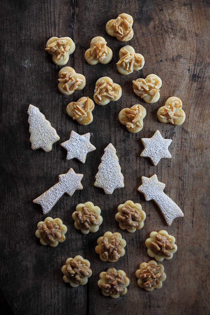 Butter cookies with walnuts and almond nibs