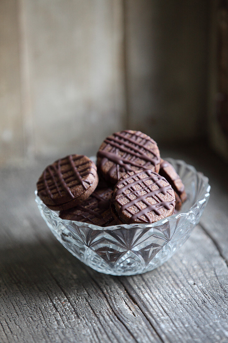 Chocolate biscuits with marmalade