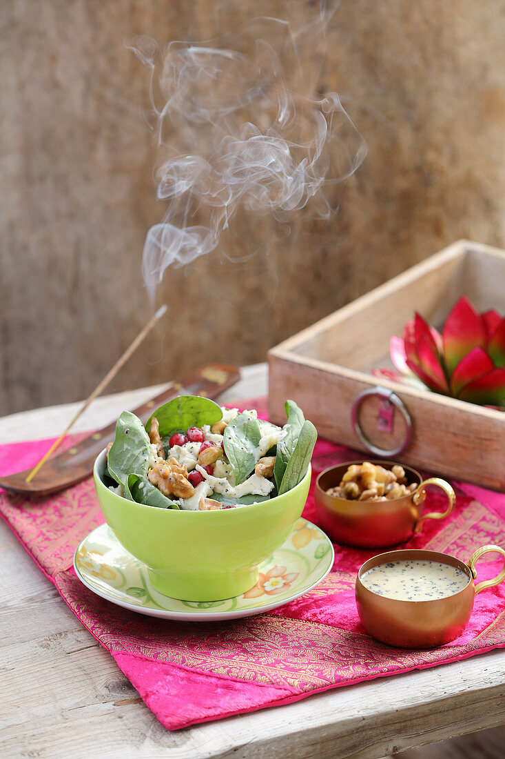 Spinatsalat mit Gorgonzola, Johannisbeeren, Walnüssen, Honig und Mohndressing
