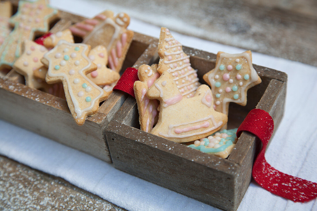 Ausgestochene Lebkuchenplätzchen in Holzkästchen