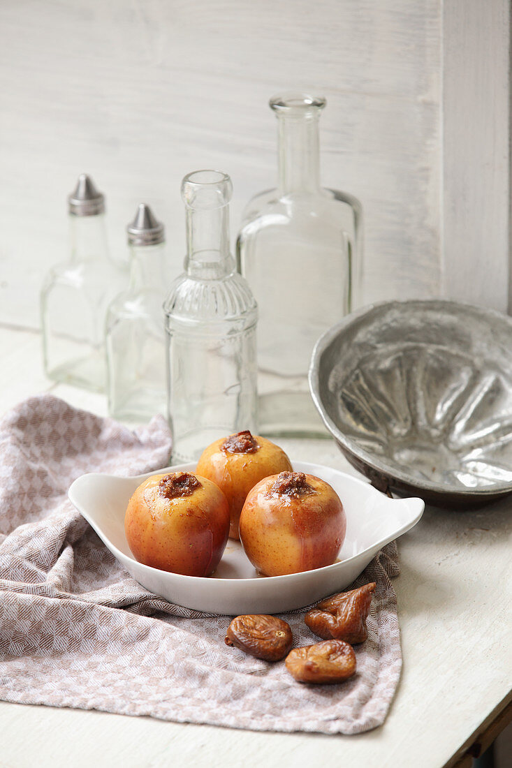 Baked apples with almonds and figs