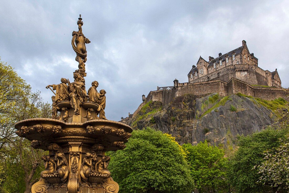 Der Ross Fountain mit dem Edinburgh Castle im Hintergrund, Edinburgh, Schottland