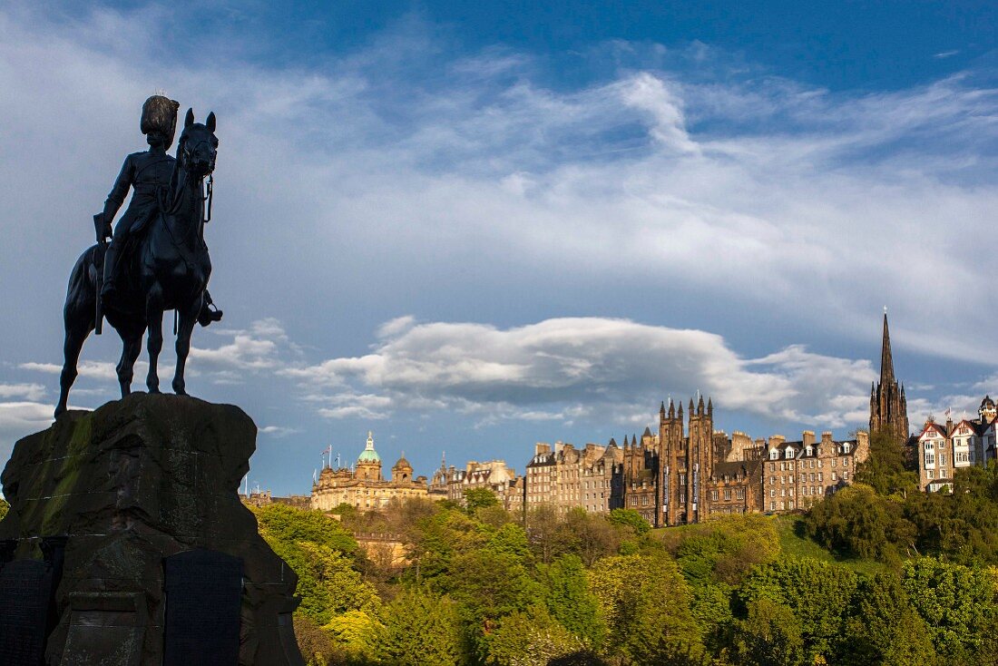 The Royal Scots Greys Monument mit der Alststadt im Hintergrund, Edinburgh, Schottland