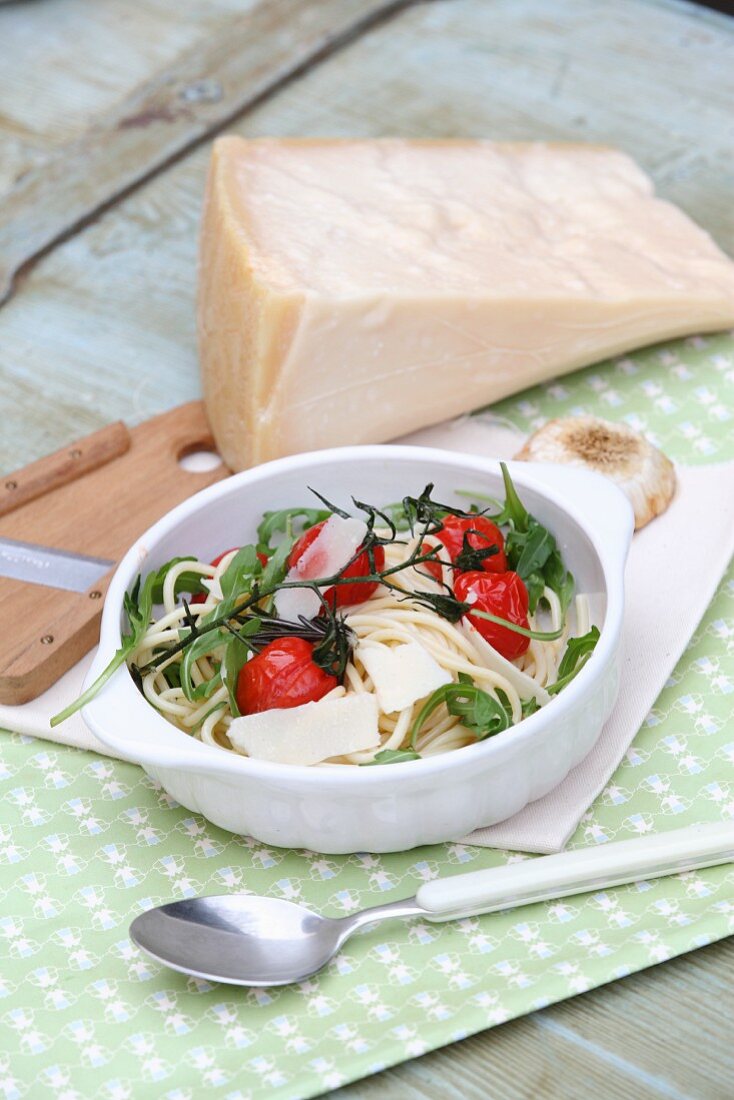 Spaghettisalat mit Rucola und gebratenen Kirschtomaten