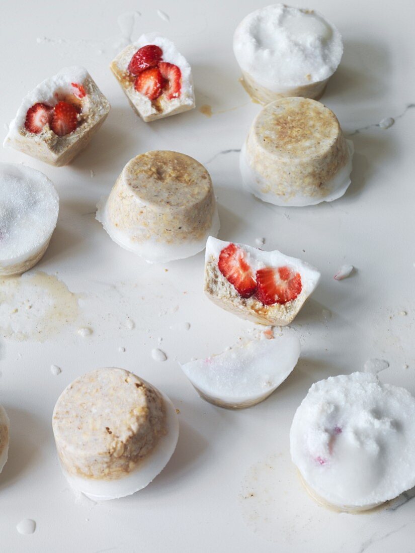 Tiefgekühlte Porridgenester mit Erdbeeren und Kokos (vegan)