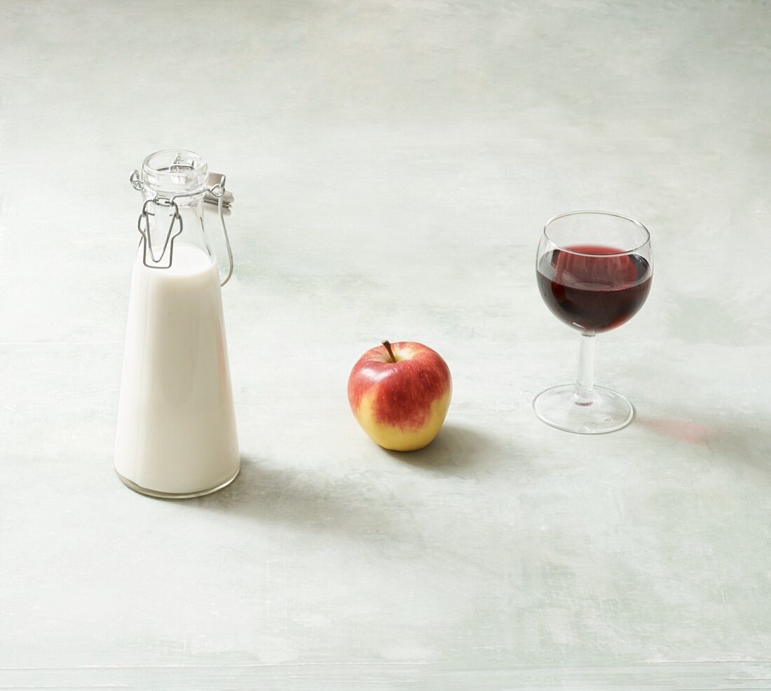 Milk, apple and red wine (contain histamines)
