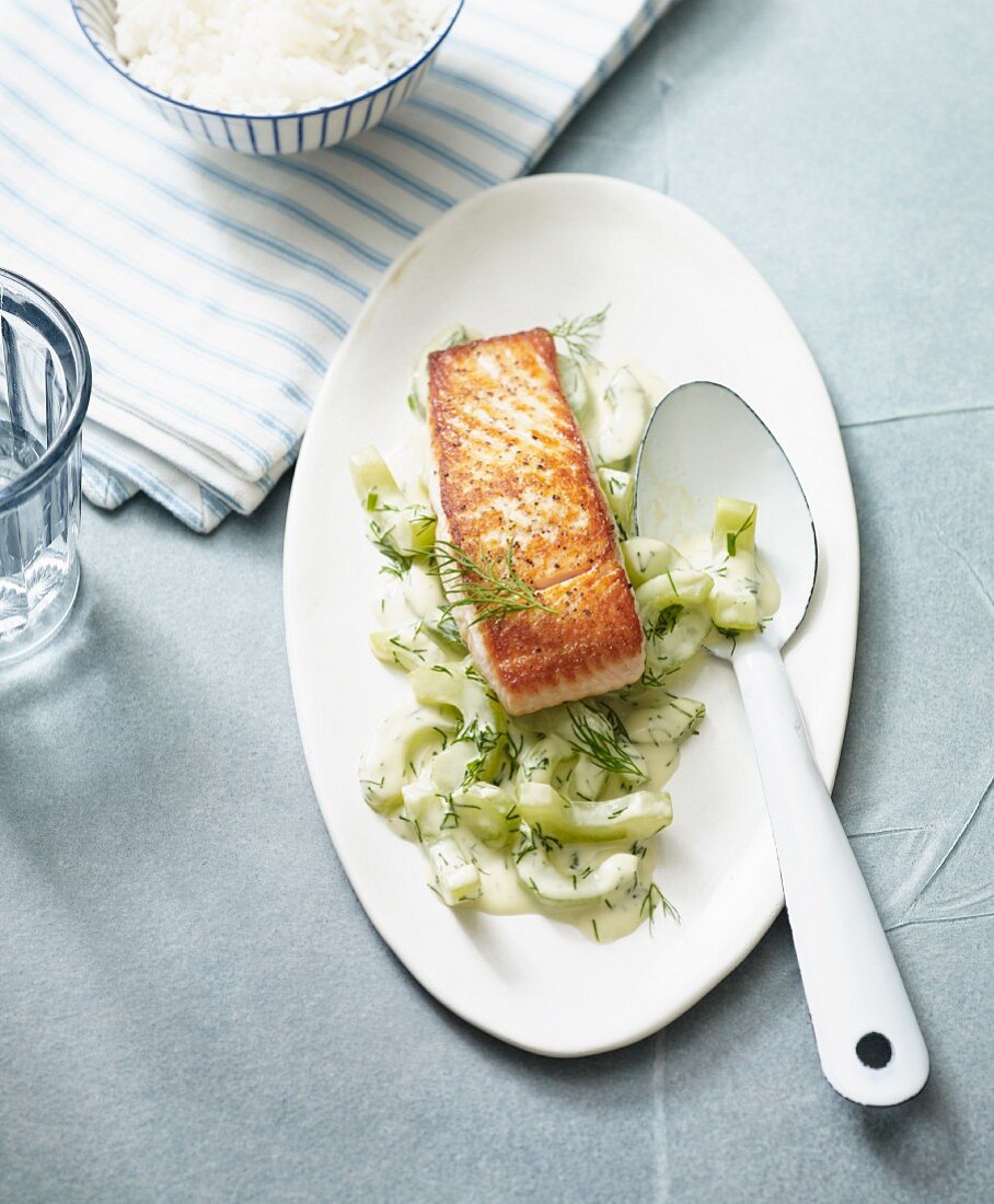 Gebratenes Lachsfilet auf Schmorgurken mit Dill