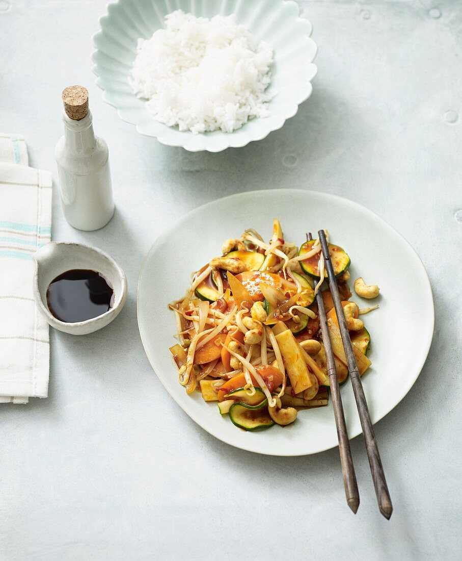 Fried Asian vegetables with cashew nuts and bean sprouts