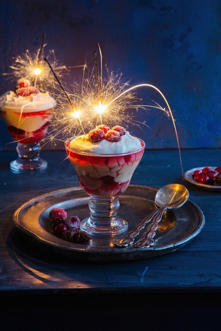 Cranberry-Trifle mit Wunderkerzen zu Weihnachten