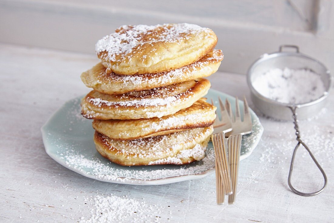 Amerikanische Buttermilch-Pancakes, gestapelt mit Puderzucker