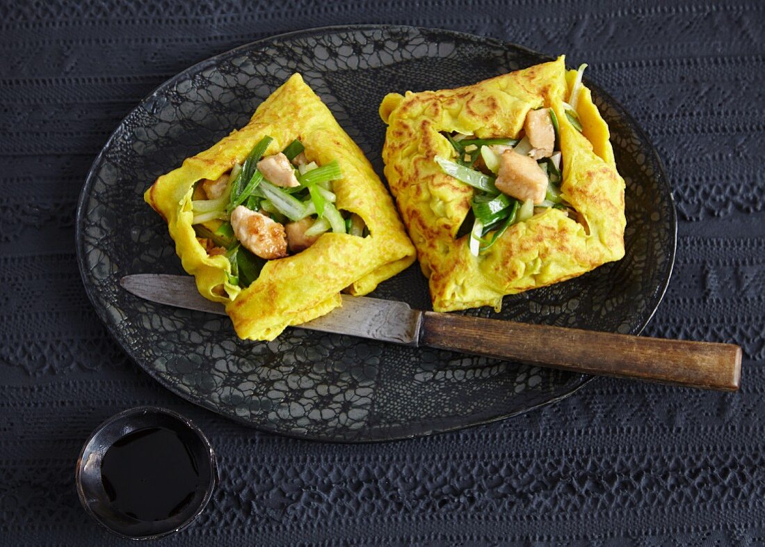 Pancake parcels filled with chicken, ginger and celery (Asia)