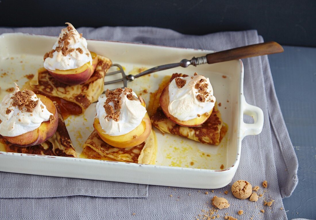 Pancakes with meringue-topped peaches and amarettini crumble