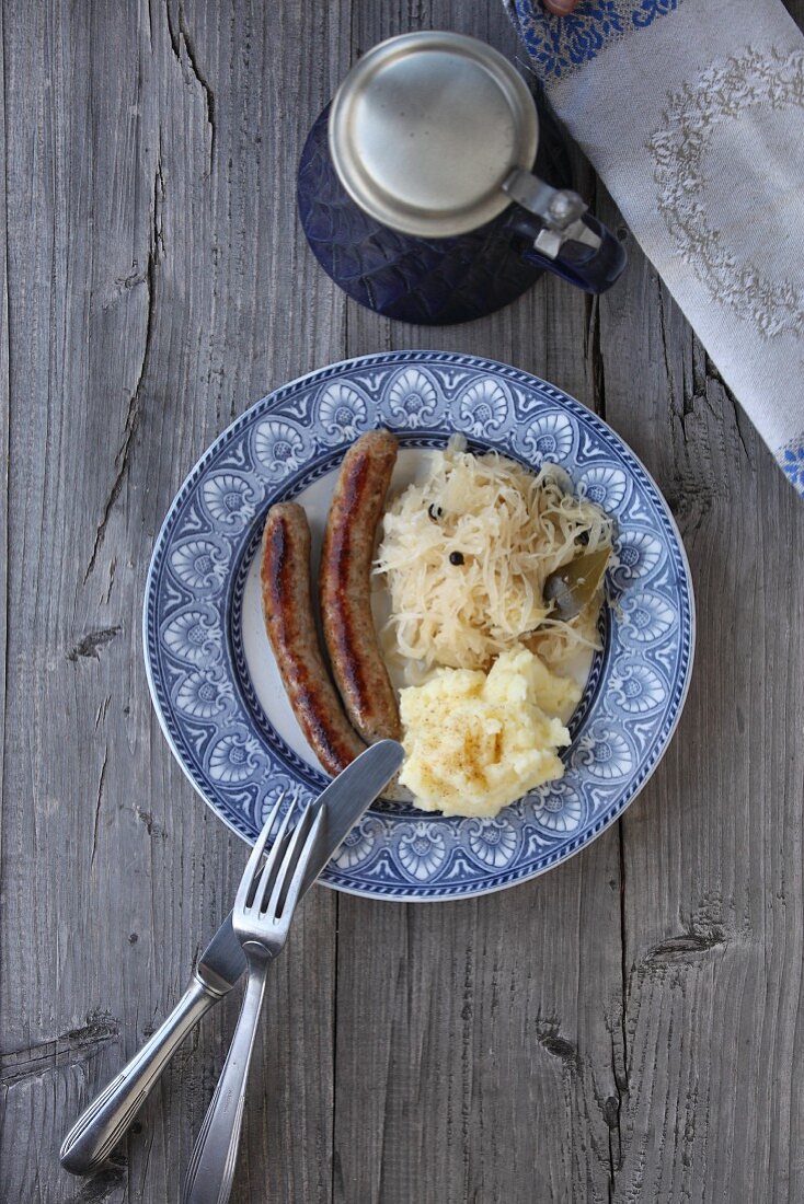 Fränkische Bratwürste mit Sauerkraut und Kartoffelpüree