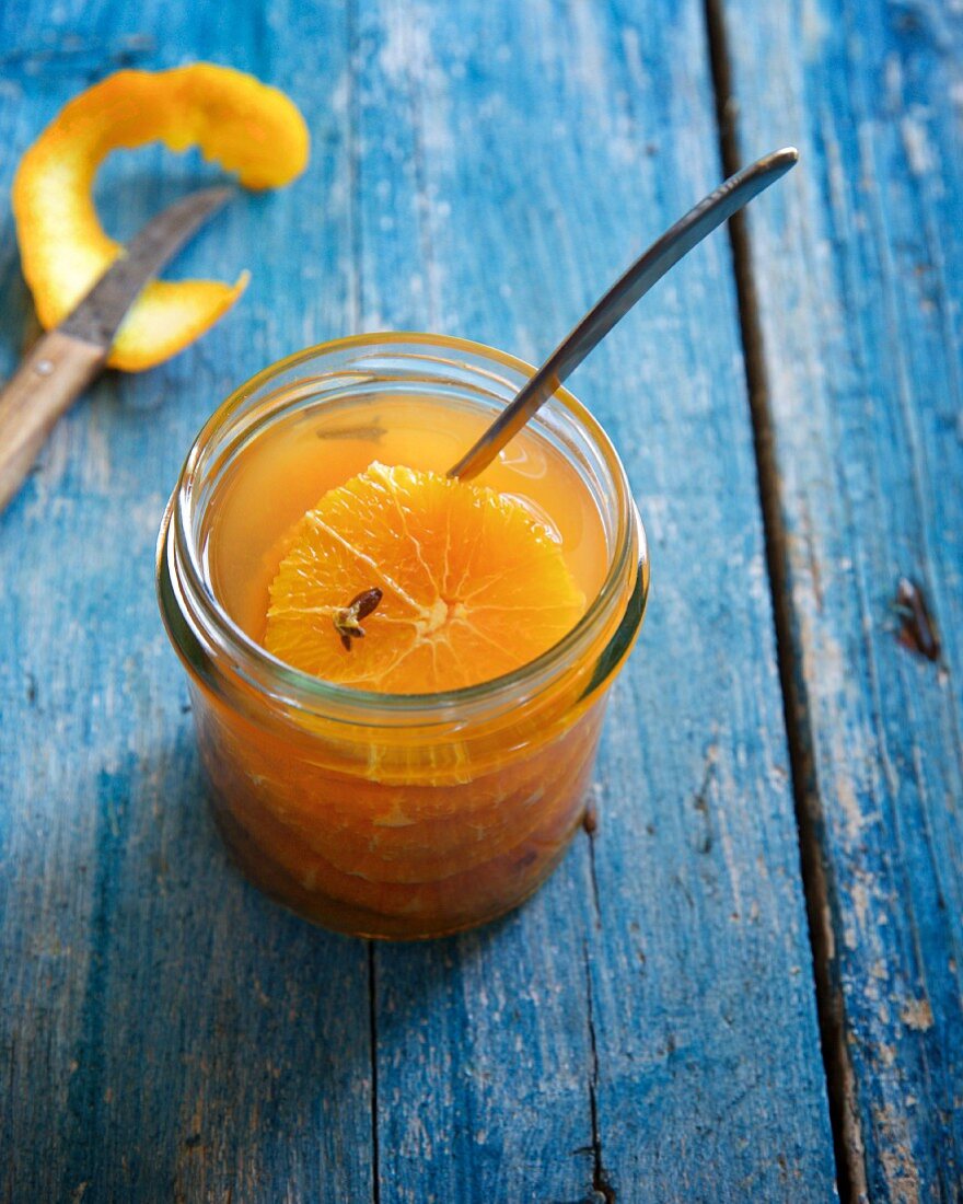 Orangen in Rumsirup mit Gewürznelken