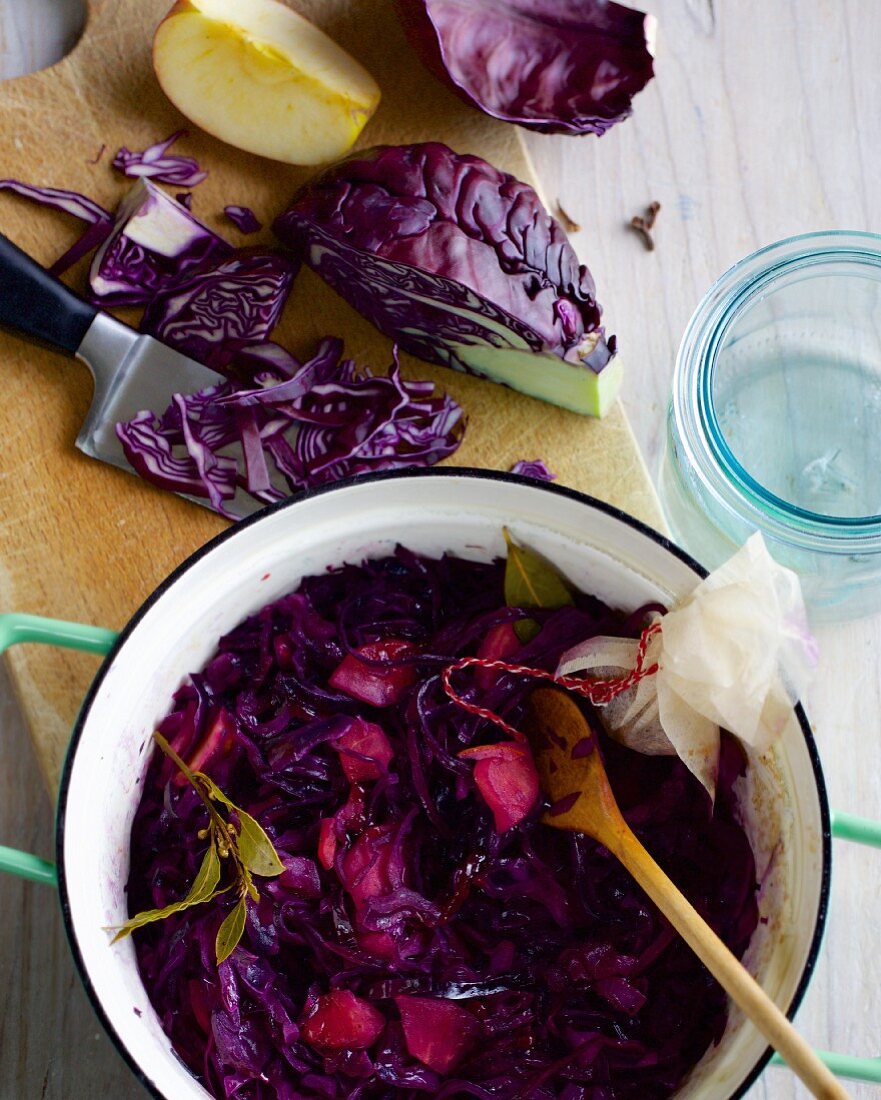 Pickled red cabbage with apple
