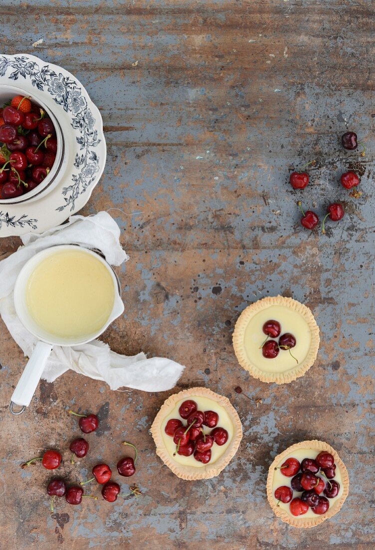 Torteletts mit Vanillepudding und Kirschen