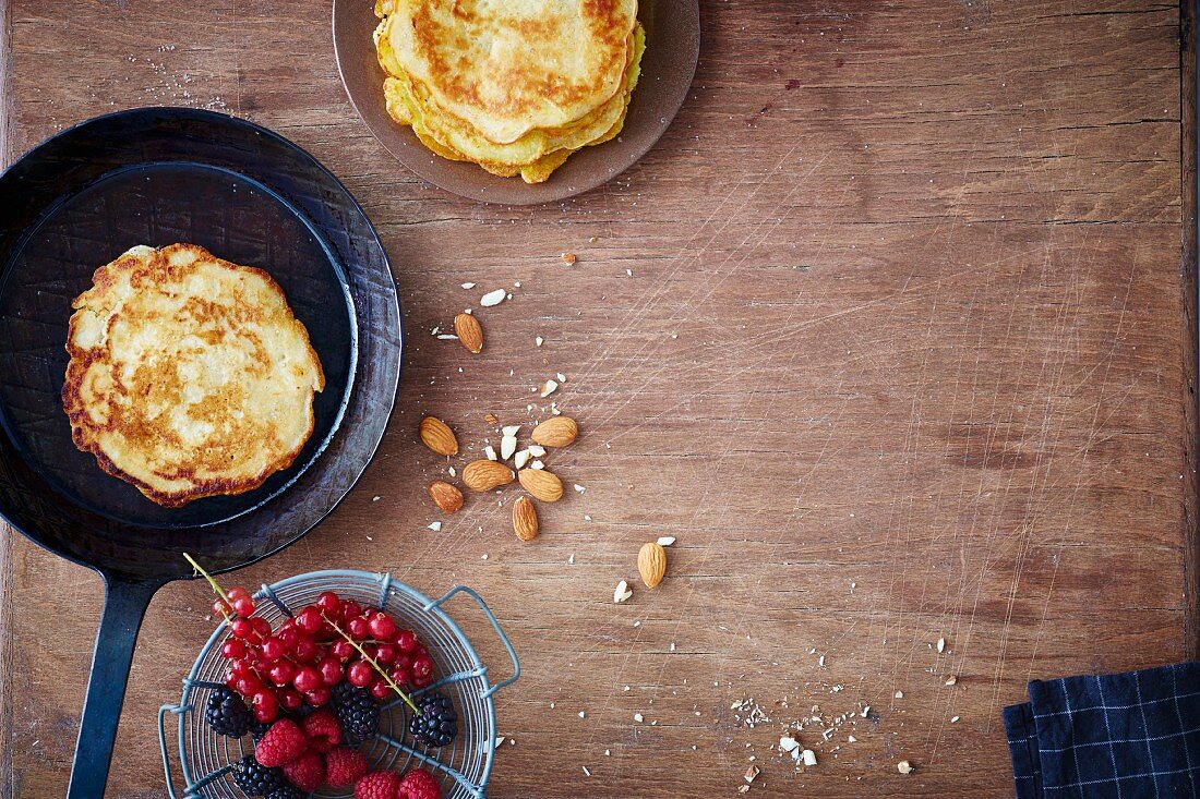 Vegane Quinoa-Pancakes mit frischen Beeren (sojafrei)