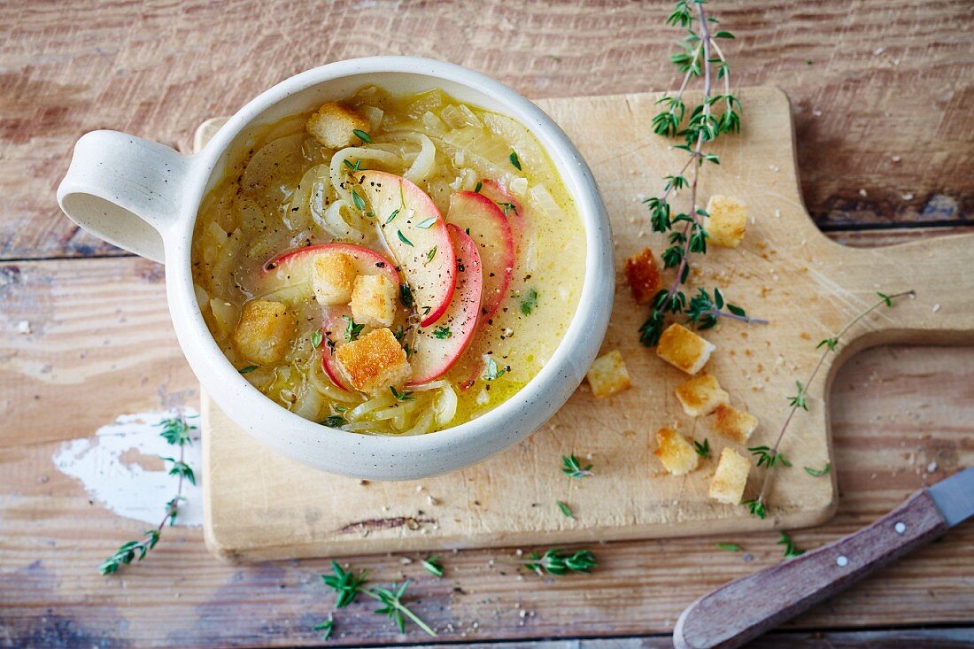 Vegan onion soup with braised apples (soya-free)