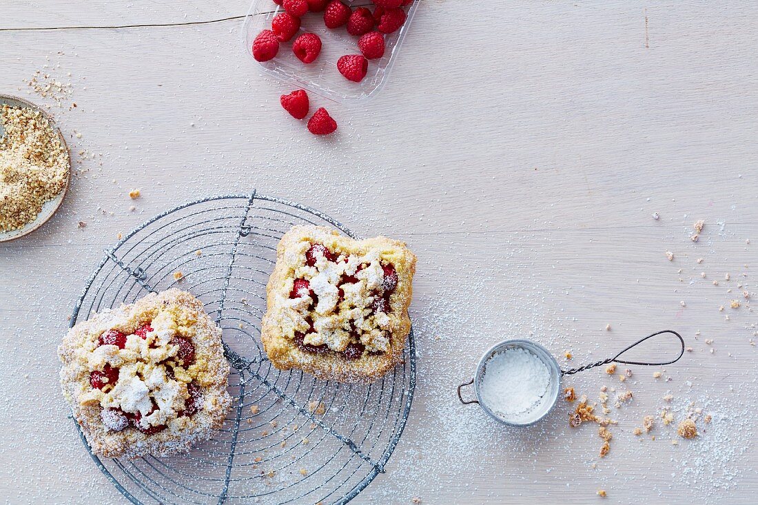 Vegan raspberry crumble slices (soya-free)