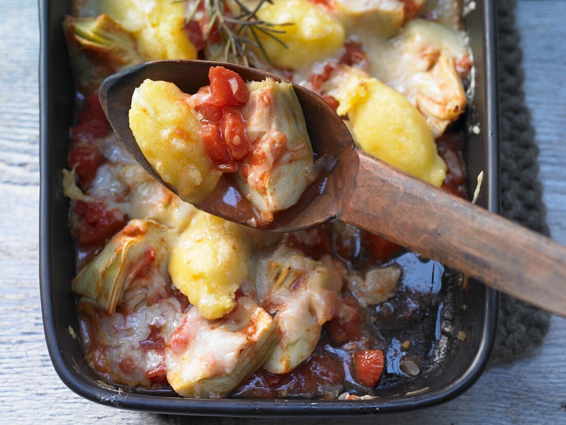 Gnocchi alla romana mit Artischocken und Tomaten gebacken