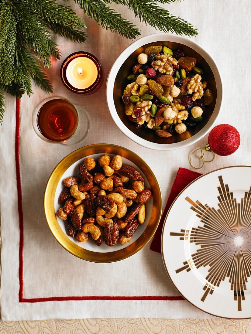 Zwei verschiedene Nussmischungen mit Trockenfrüchten und gesalzenem Karamell (weihnachtlich)